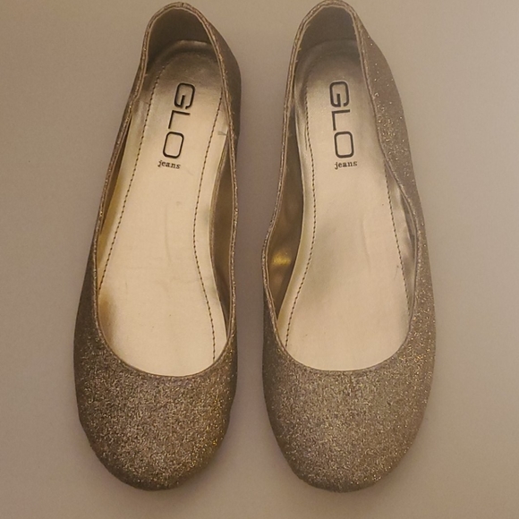 Flats - Picture 1 of 4